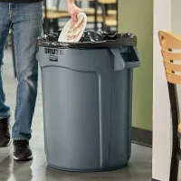 Basurero Redondo Brute de 32 Galones, Color Gris RUBBERMAID FG263200GRAY 2