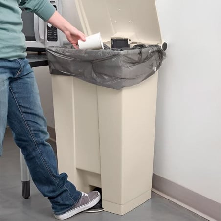 Basurero con Pedal de 23 Galones de Color Beige RUBBERMAID FG614600BEIG