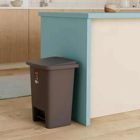 Basurero de Pedal de 33 Quartos de Color Gris RUBBERMAID FG284187CYLND