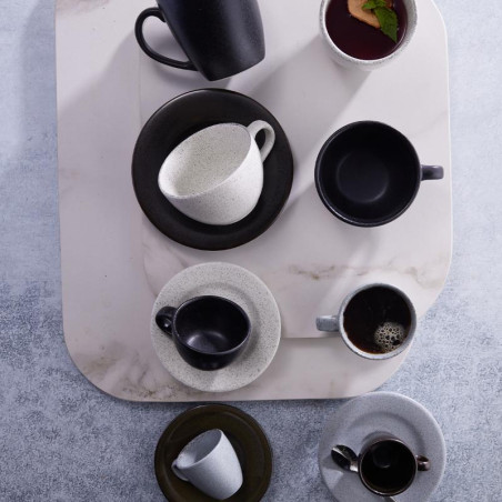 Plato Pluto reactivo negro para cafe estilo sofisticado y moderno 16 cm CORONA PP1941900324